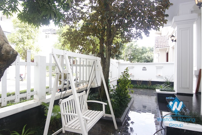 Hanoi furnished 4 bedrooms villa for let in Vinhomes Riverside with river view